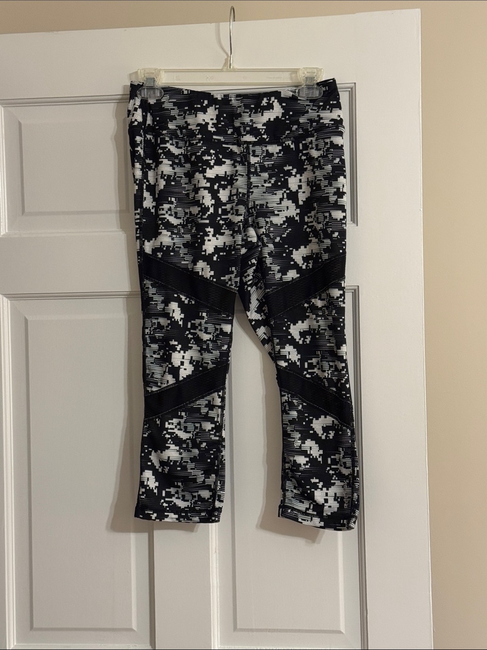Gently used Reebox Black & White Pixel Print Athletic Crop Leggings